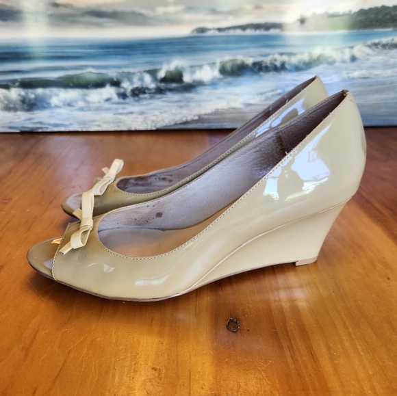 kate spade Shoes - Kate Spade Patent Leather Wedge Open Toe Bow Size 8.5